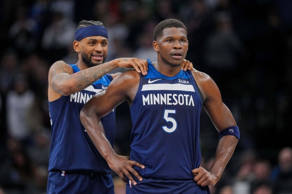 爱德华兹32+6引领第三节狂潮 森林狼131-122擒骑士豪取4连胜