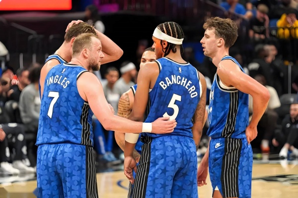 米切尔狂轰45分主宰攻防！骑士双杀魔术豪取四连胜，班凯罗37分难救主